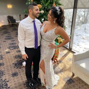 Beautiful dress with sequin detail and shine strap. The dress features a slit.